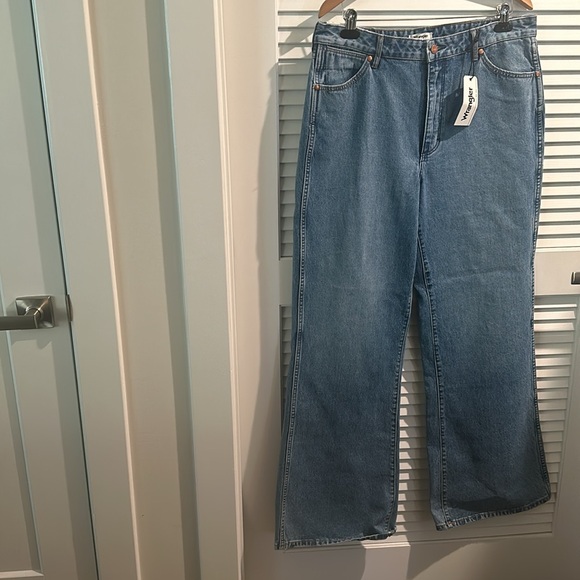 NWT Wrangler Bonnie Loose Flair Five Pocket Jeans. Size W 31”xL34” - Picture 2 of 7